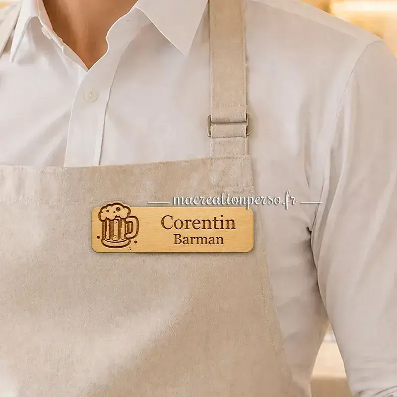 Badge sur mesure pour barman, conçu pour un usage professionnel avec une finition soignée