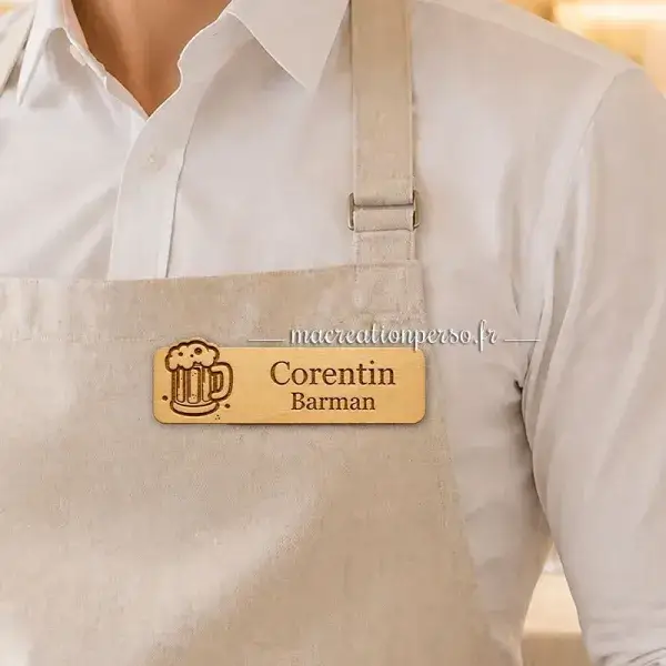 Badge sur mesure pour barman, conçu pour un usage professionnel avec une finition soignée
