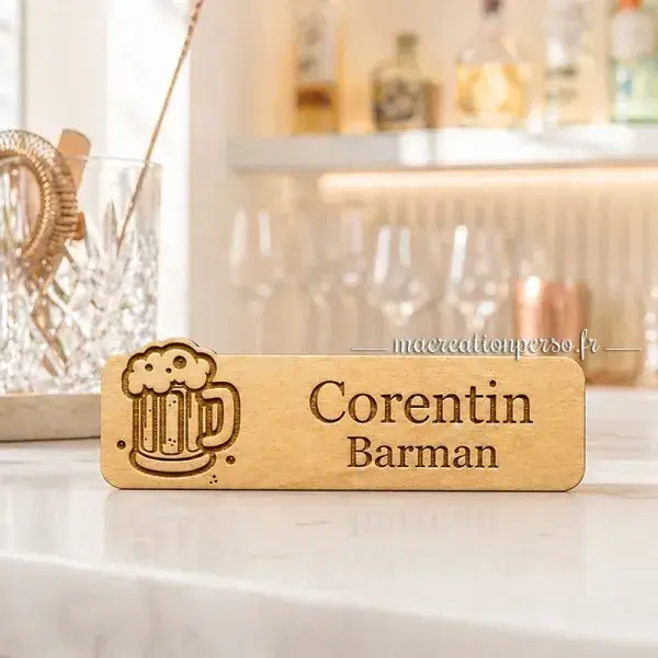 Badge barman avec prénom gravé, parfait pour renforcer la relation client derrière le comptoir
