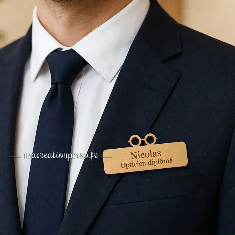 Badge opticien diplômé personnalisé porté sur veste, fixation magnétique élégante