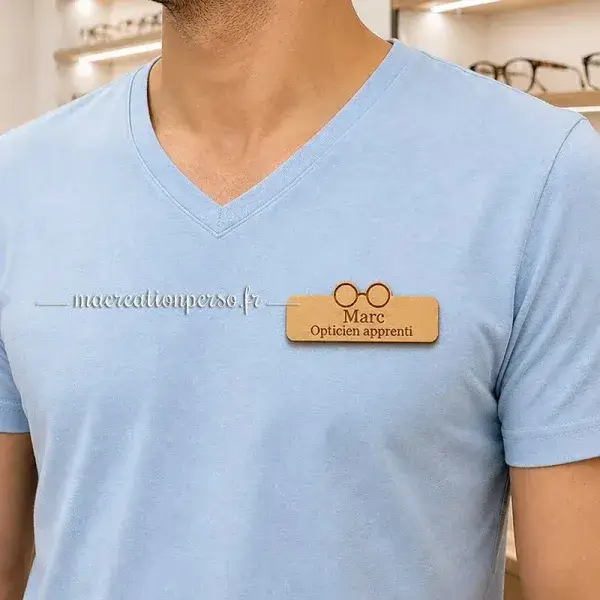 Badge opticien apprenti porté en magasin d’optique