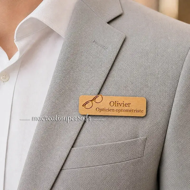 Badge optométriste porté en magasin d’optique