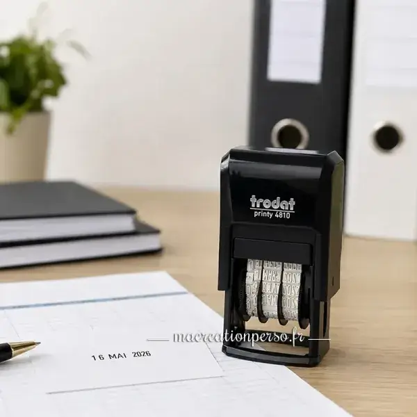 Utilisation du tampon dateur pour organiser et dater les documents administratifs.