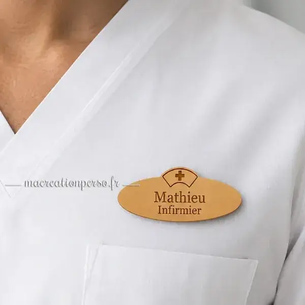 Badge prénom infirmier personnalisé porté sur blouse médicale blanche