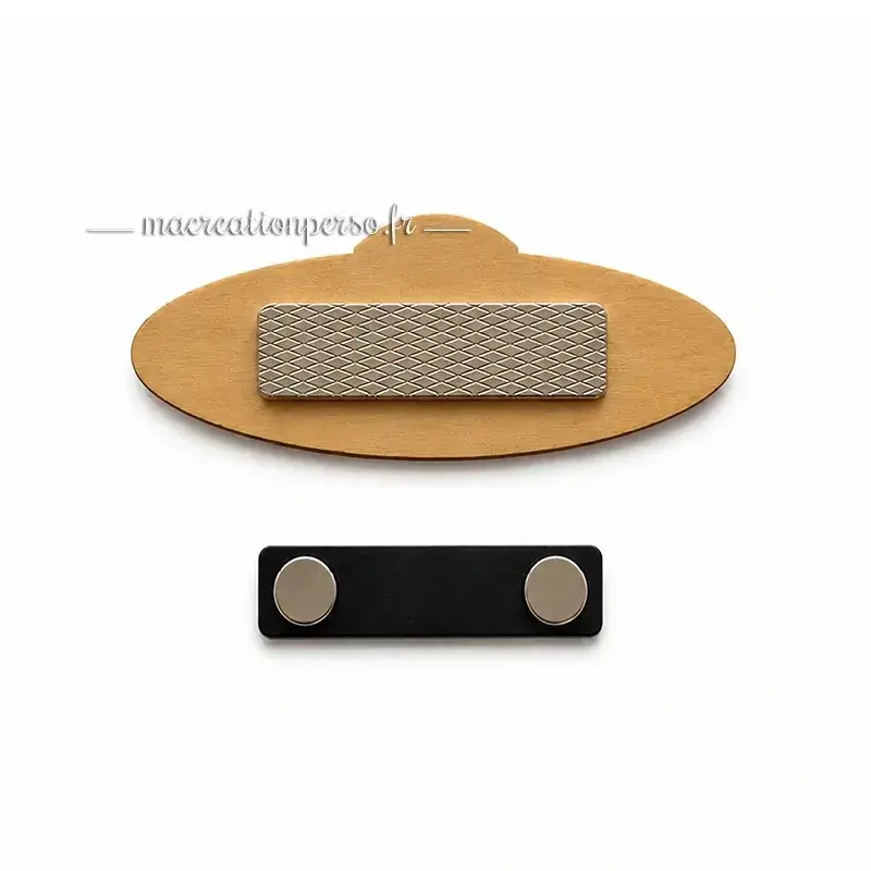 Fixation magnétique au dos du badge prénom infirmier personnalisé en bois