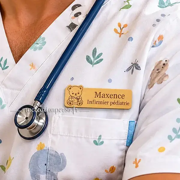 Badge infirmière pédiatrie personnalisé porté sur blouse médicale