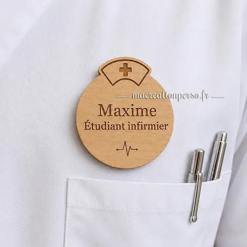 Badge étudiant infirmier personnalisé porté sur blouse médicale blanche