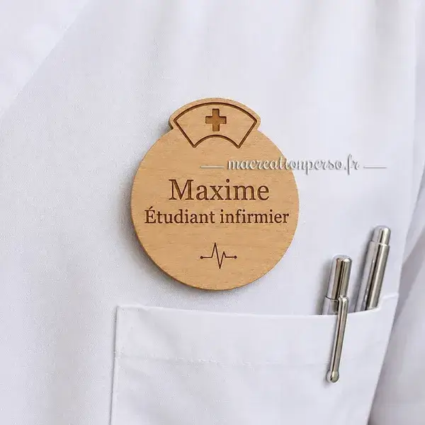 Badge étudiant infirmier personnalisé porté sur blouse médicale blanche