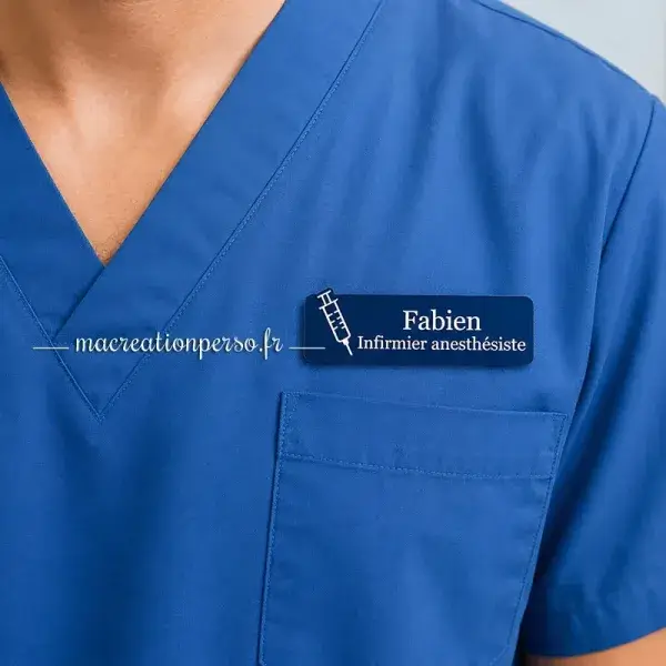 Badge IADE personnalisé porté sur blouse médicale professionnelle
