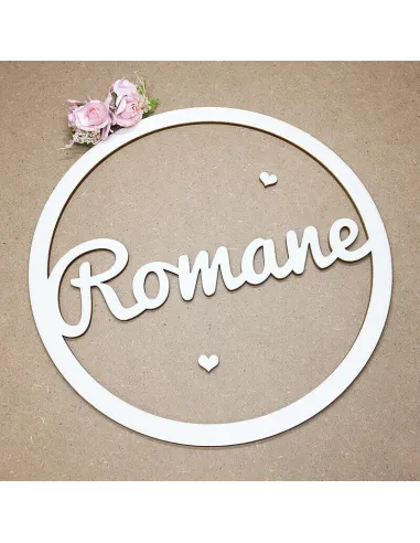 Déco murale cercle prénom découpé dans du bois clair Romane
