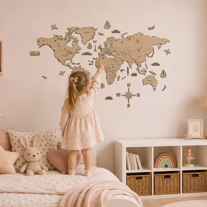 Enfant découvrant une carte du monde avec pays en bois de fibre dans sa chambre