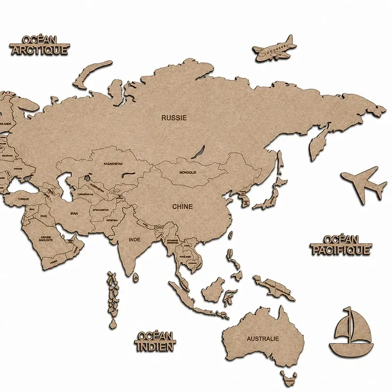 Détail de la carte du monde avec pays en bois de fibre montrant l'Asie, l'Océanie et les océans gravés