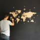 Pose de la carte du monde en bois personnalisée 