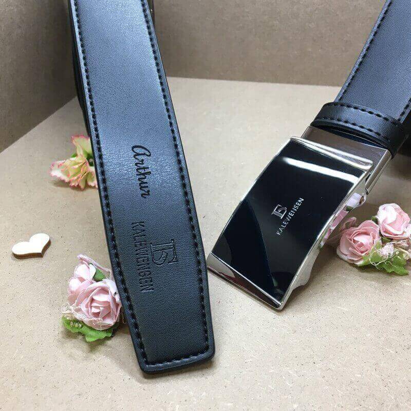 Ceinture auto en cuir gravée prénom Arthur sur la bride noire