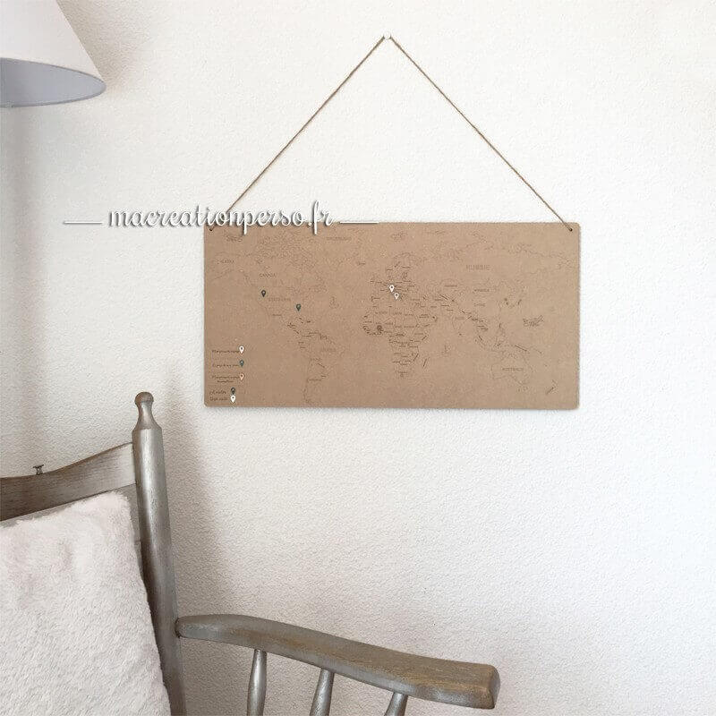 Carte du monde installée sur un mur de salon