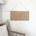 Carte du monde installée sur un mur de salon