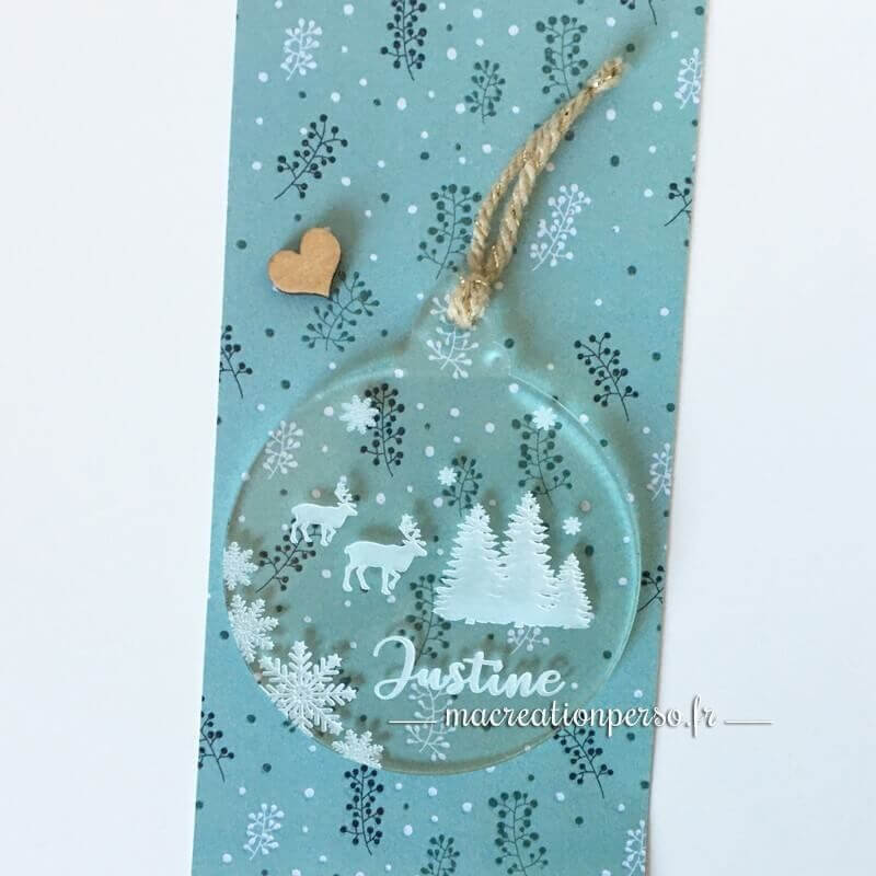 Boule de noël avec un renne prénom Justine gravé transparente et Flocon de neige 