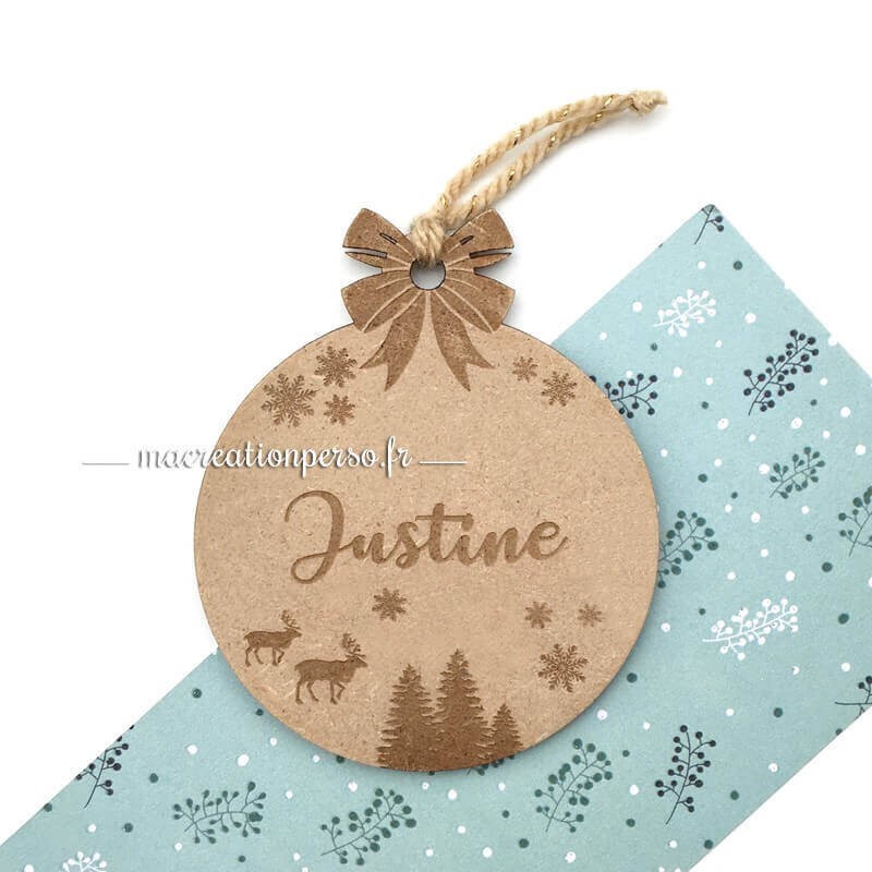 Boule de noël personnalisable thème sapin et renne de noël gravé prénom Justine