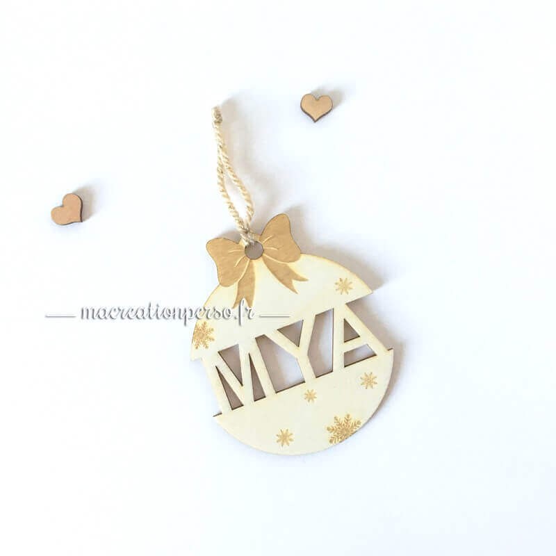 Boule de Noël personnalisé en Prénom découpé avec noeud et flocons de neige