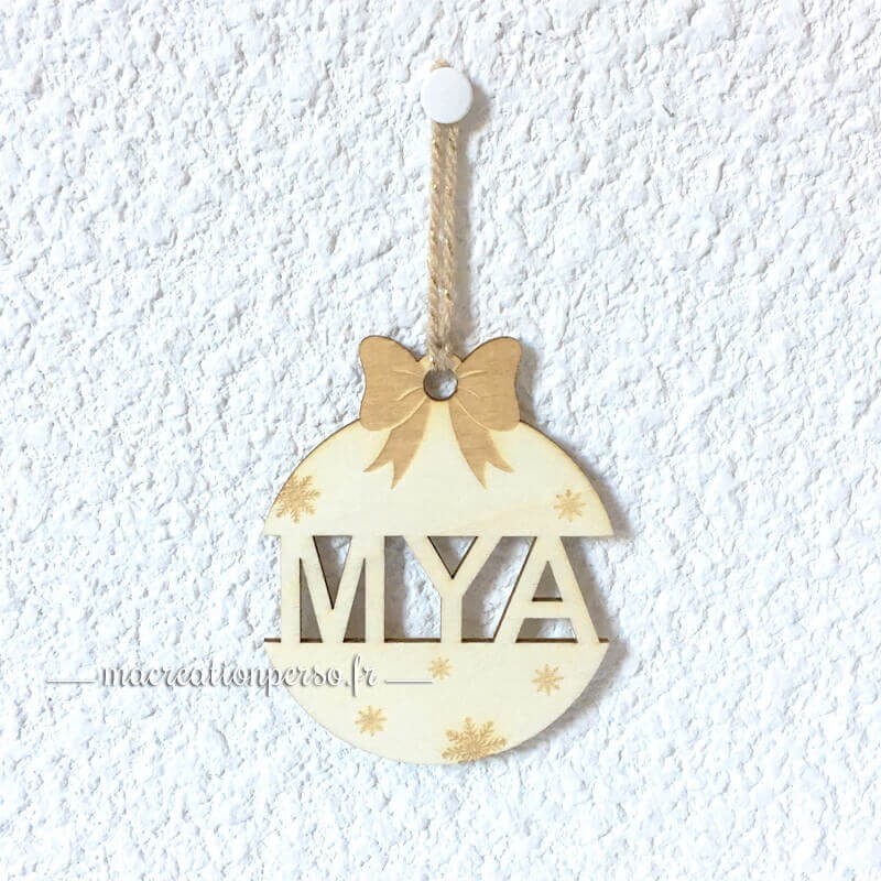 Boule de noël avec prénom MYA découpé noeud flocons de neige