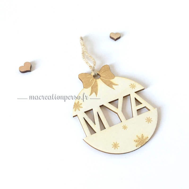 Décoration noël personnalisée prénom en bois clair découpé avec noeud et flocons de neige