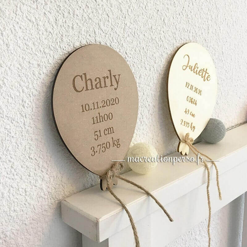 Deux décorations murale en bois  en forme de Ballon de naissance 