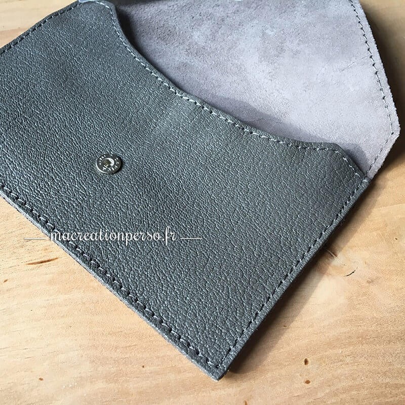 Porte papier voiture homme en cuir véritable avec pièce ou carte porte bonheur gravée