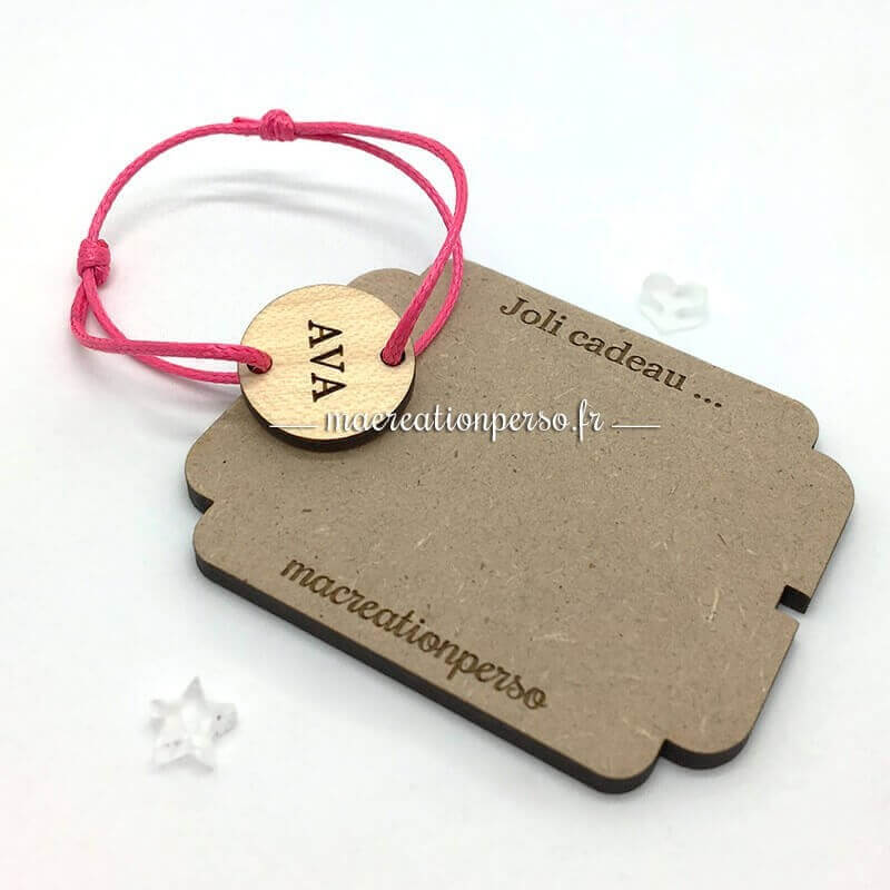 Bracelet personnalisé enfant  gravé prénom Ava avec cordon rose et médaillon en bois