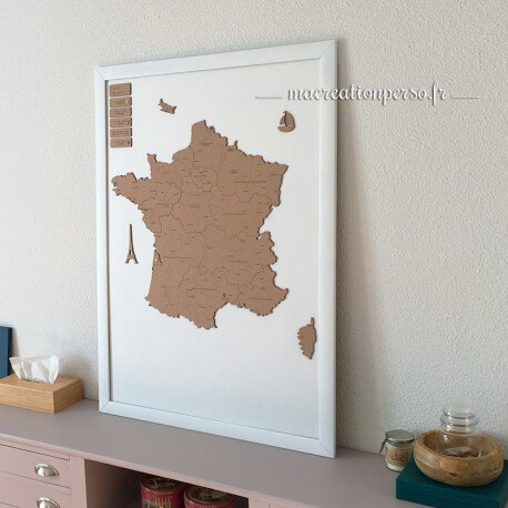 Carte de France en bois personnalisée sur fond blanc