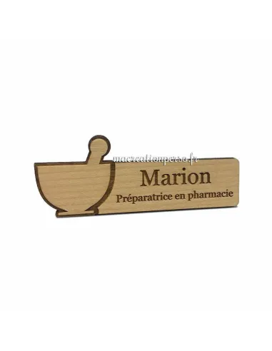 Badge en bois personnalisé prénom Marion préparatreur en pharmacie