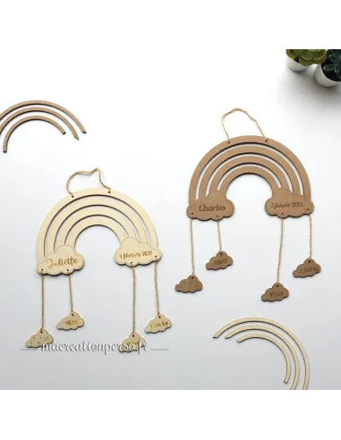 Deux matières disponibles, bois clair et bois foncé pour la suspension de naissance en bois personnalisée - Arc-en-ciel et nuage