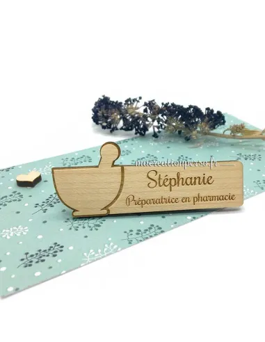 Badge logo préparatrice en pharmacie caducée gravé Stéphanie