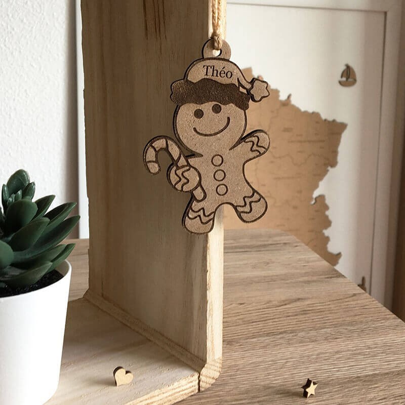 Boule de Noël bonhomme pain d'épice personnalisé avec Prénom Théo