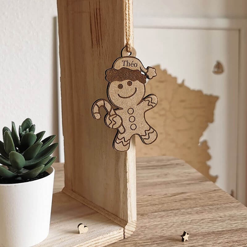 Décoration bonhomme pain d'épice en bois personnalisé avec prénom Théo