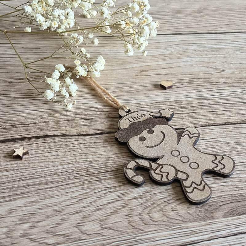 Boule de Noël personnalisée bonhomme pain d'épice avec prénom Théo