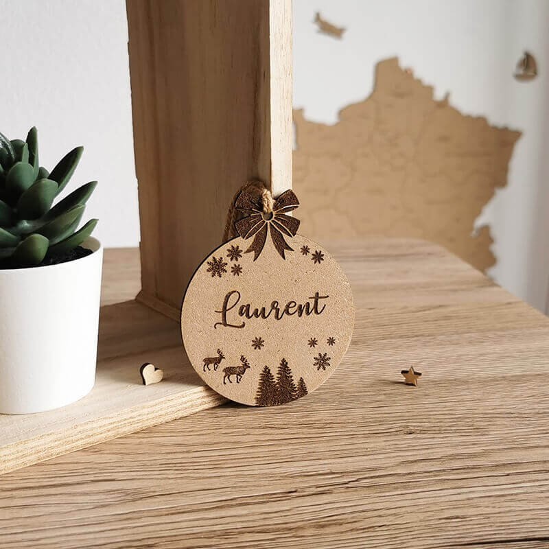 Boule de noël gravé prénom Laurent thème sapin et renne de noël