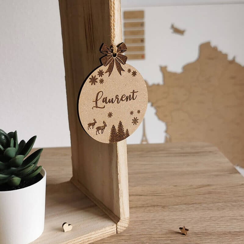 Décoration pour sapin de Noël en bois gravé