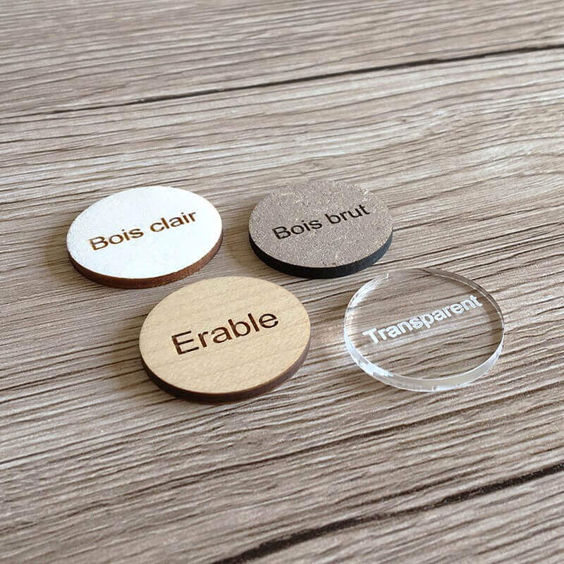 Quatre matières disponibles pour les boules de noël à personnaliser thème sapin et renne de noël