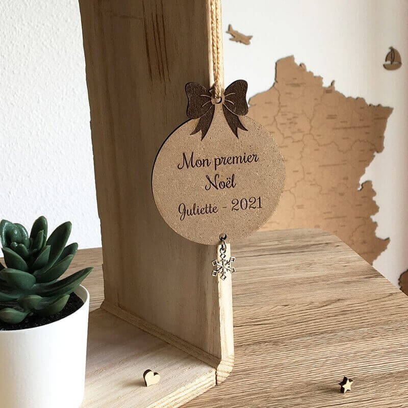Boule de noël personnalisable en bois avec breloque flocon de neige