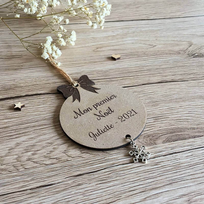 Boule de noël artisanale à personnaliser avec breloque flocon de neige