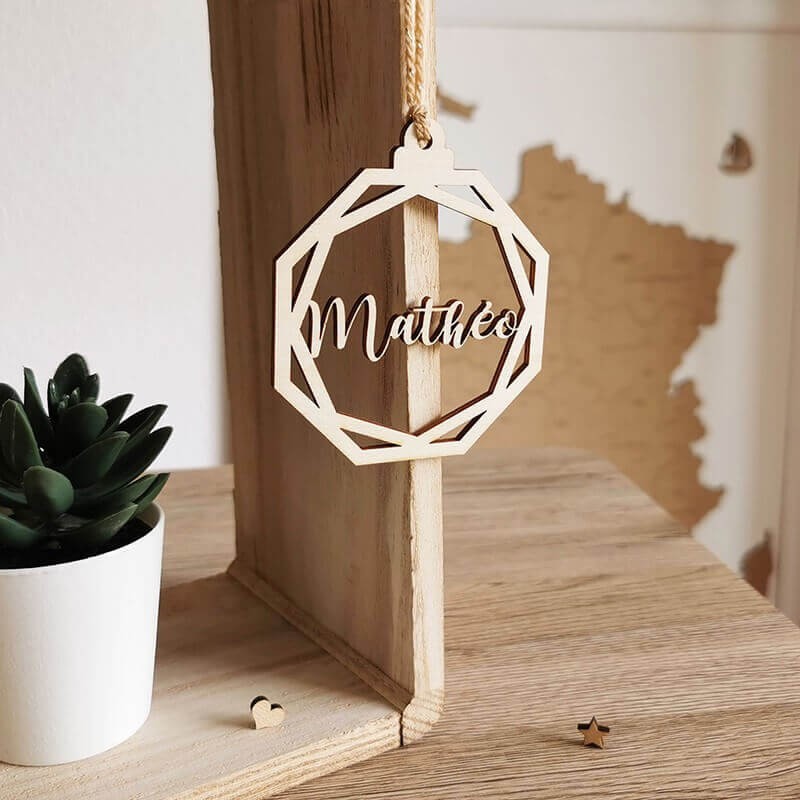 Boule de Noël octogonale en bois avec gravure laser prénom Mathéo