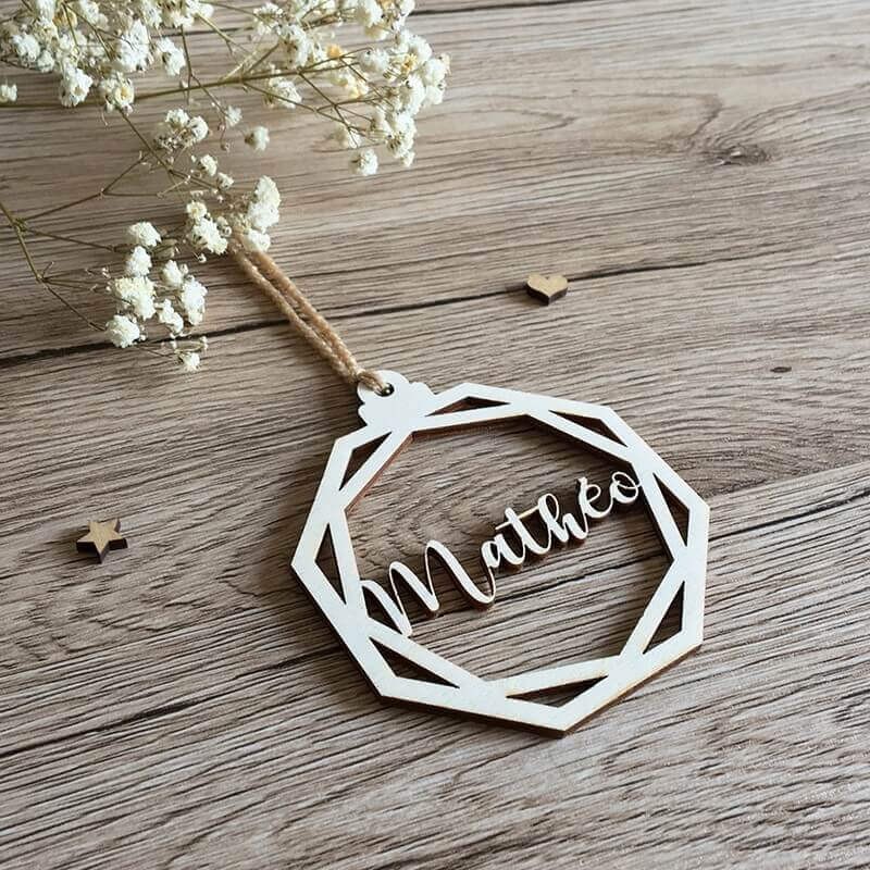 Suspension pour sapin de Noël personnalisée prénom Mathéo en bois octogonale