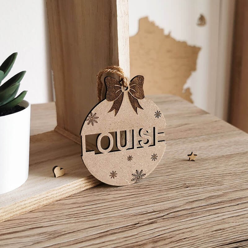 Boule de Noël Louise découpée en bois personnalisable