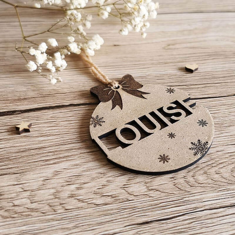 Boule de Noël en bois made in France avec prénom personnalisée