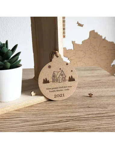La première boule de noël fille en bois