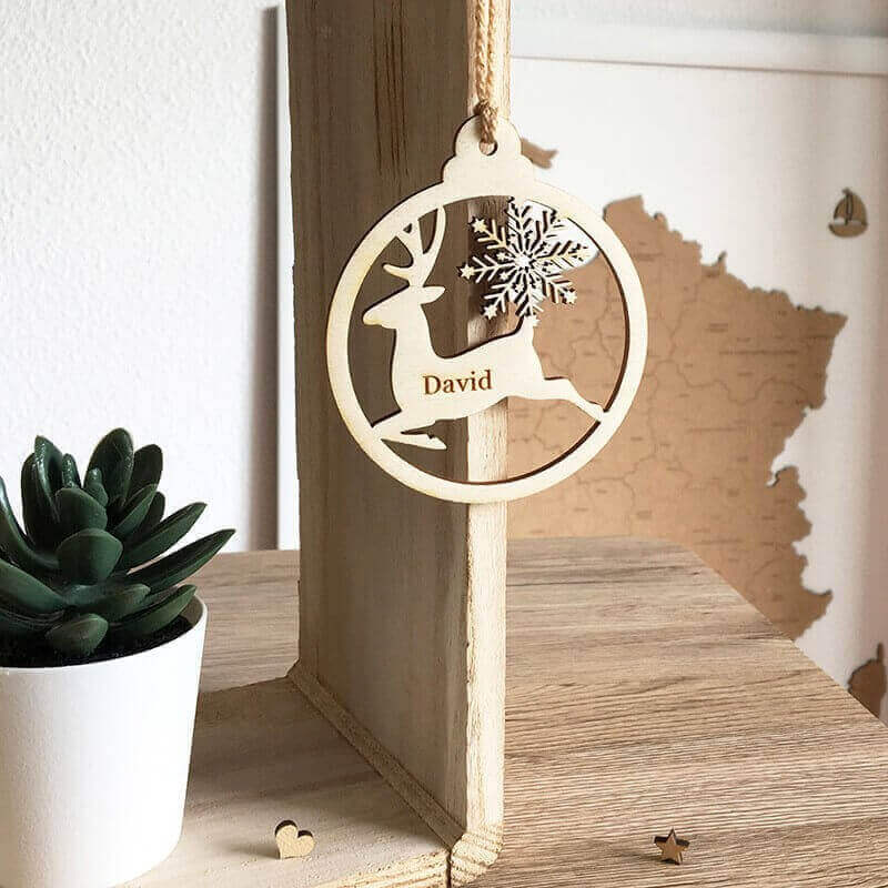 Déco boule de noël personnalisé Renne de Noël et Flocons en bois clair