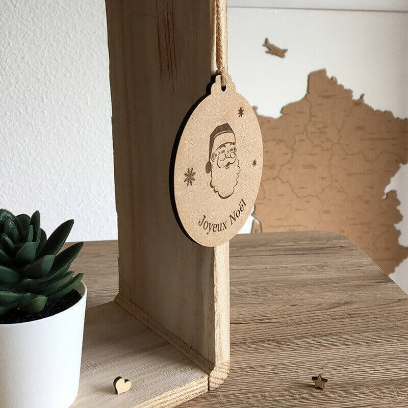 Boule de noël à personnaliser en bois avec cordon de laine