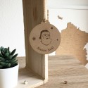Boule de noël personnalisée en bois avec tête de papa noël et flocons