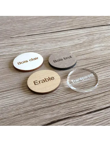Les quatres matières disponibles des ronds de serviettes de noël personnalisés en bois style boule de noël