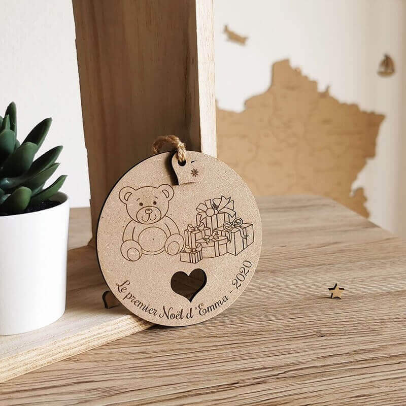 Première boule de noël pour bébé personnalisé en bois petit ours et coeur 
